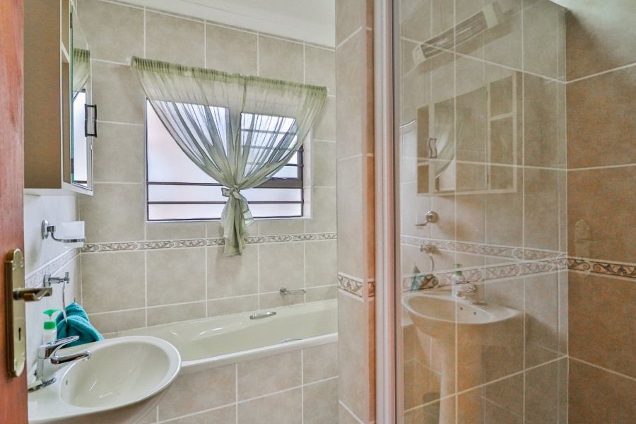 4 Bedroom Property for Sale in Fraaiuitsig Western Cape